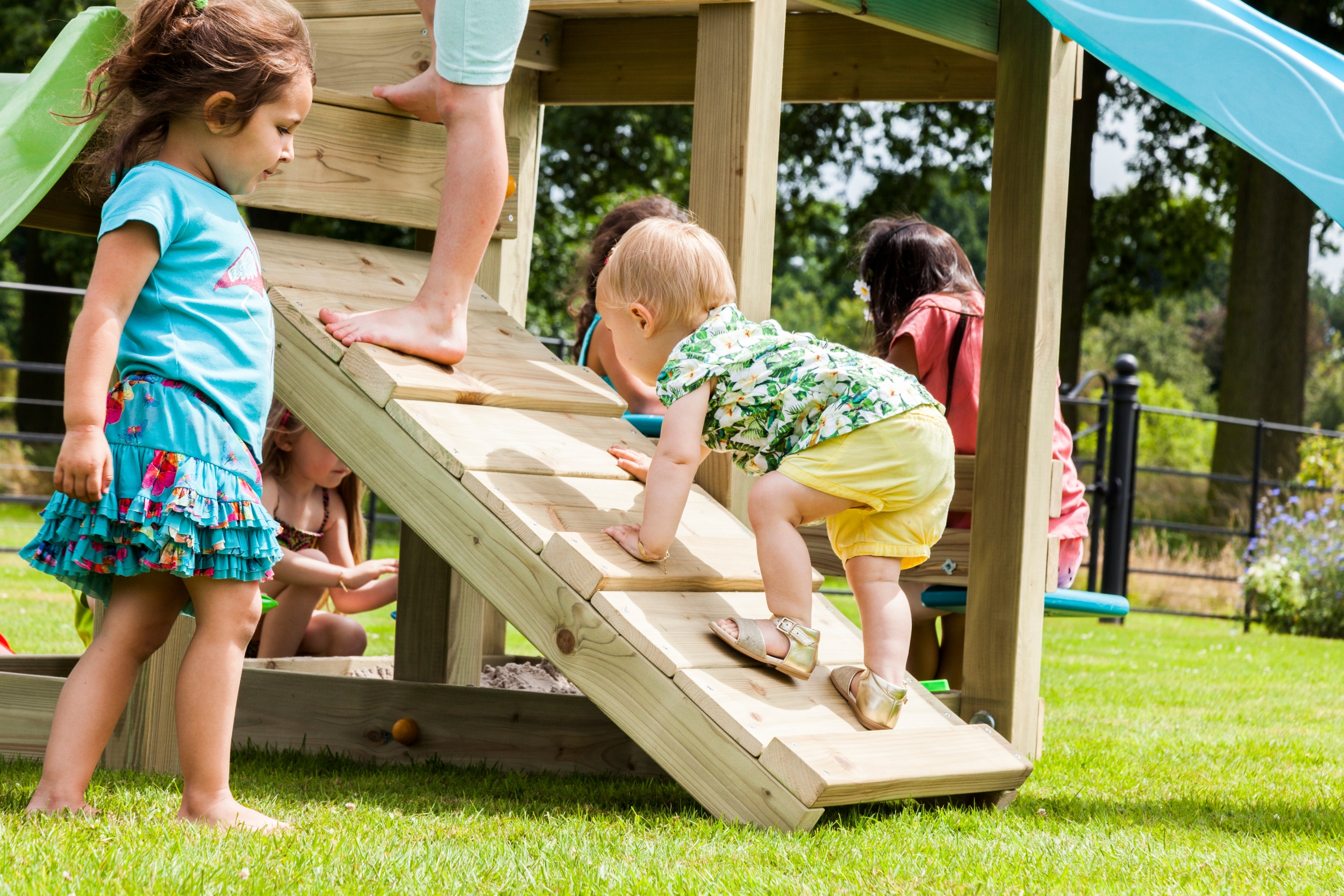 Spielturm CASCADE mit Rampe